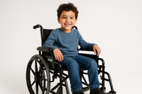 niño sentado de silla de ruedas marca Drive
